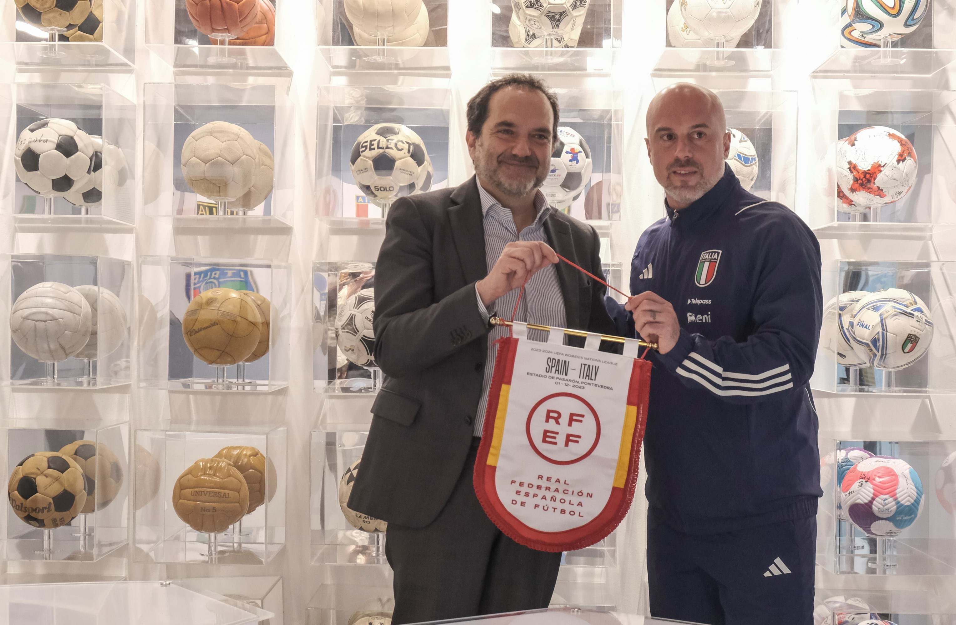 Soncin donates the Spain vs. Italy pennant to the Museo del Calcio