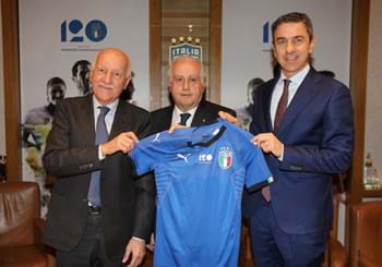 120 anni FIGC, squadre in campo con la patch celebrativa