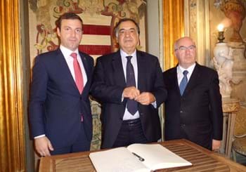 Verso Italia-Azerbaigian: scambio di doni tra Tavecchio e il segretario generale azero 