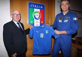 La Nazionale alla conquista dello spazio: l’astronauta Nespoli porterà in orbita la maglia azzurra