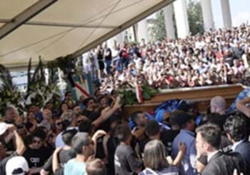 Migliaia di persone in piazza a Scampia per dare l’ultimo saluto a Ciro Esposito
