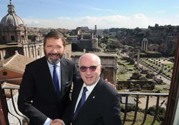 Tavecchio incontra Marino: “Solidarietà a Roma, lo sport vince sempre sulla violenza”