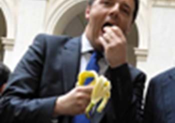 Palazzo Chigi, Renzi e Prandelli mangiano una banana contro il razzismo