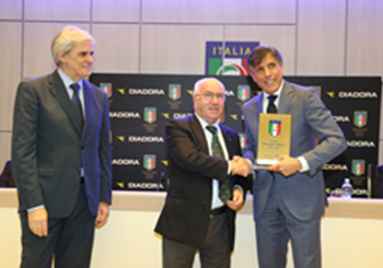 Tavecchio premia la terna della finale Mondiale: “Grande rispetto per gli arbitri”