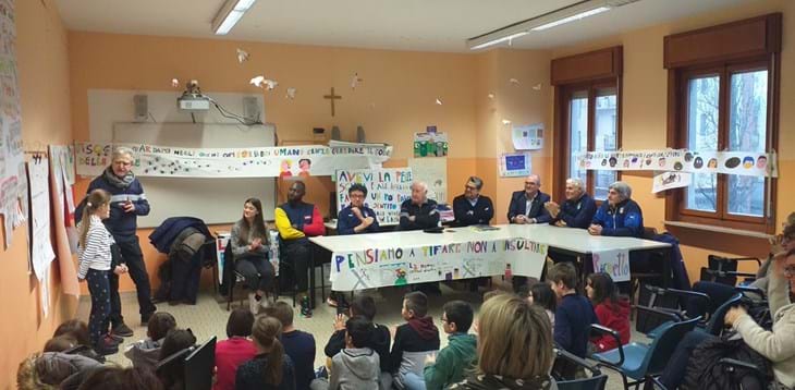Il sostegno degli alunni della scuola Don Minzoni di Piacenza alle vittime di violenza fisica e verbale