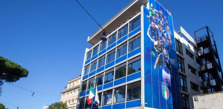 Nuovo look per la sede FIGC: gli Azzurri da record e le #RagazzeMondiali