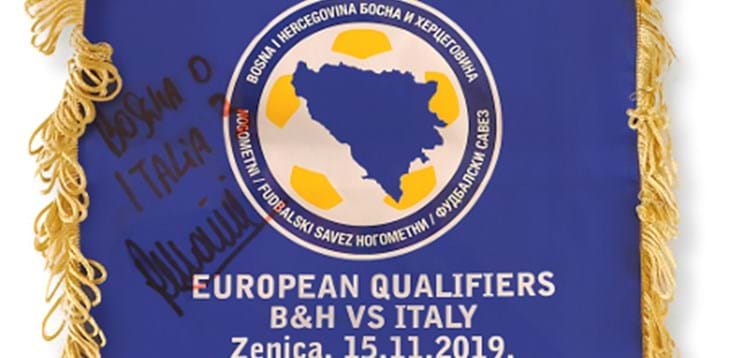 Un nuovo cimelio al Museo del Calcio: esposto il gagliardetto della partita Bosnia-Italia
