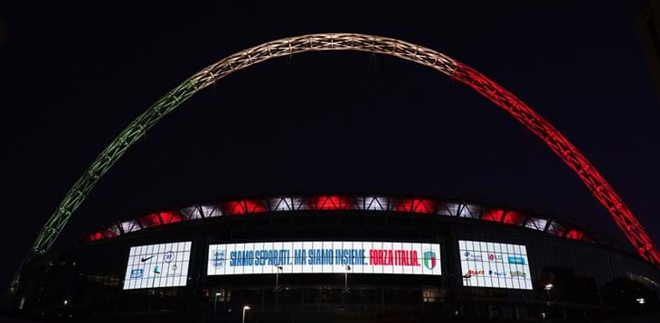 L’arco di Wembley illuminato con il tricolore. Gravina: 