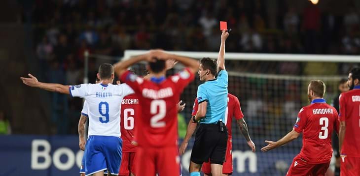 Il rientro in campo degli arbitri dopo il lungo periodo di stop per l’emergenza sanitaria