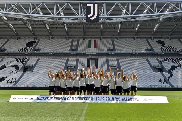 Juventus premiata allo ‘Stadium’: Ludovica Mantovani consegna alle bianconere il trofeo per la vittoria del campionato