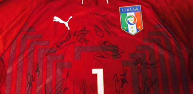 La maglia di Buffon autografata dagli Azzurri all’asta per aiutare la popolazione genovese