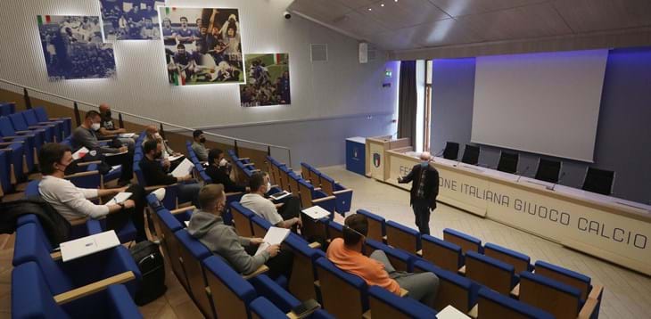 Gli allievi del corso UEFA B/A a Coverciano per seguire dal vivo le lezioni: è la loro prima settimana ‘in presenza’