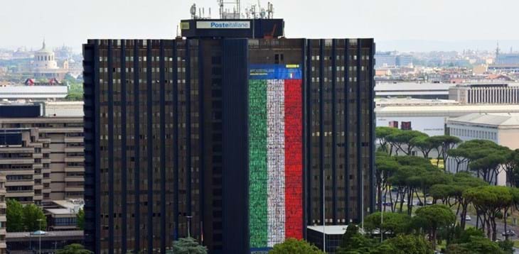 Poste italiane: un tricolore di 60 metri con le foto di migliaia di dipendenti per tifare gli azzurri