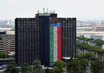 Poste italiane: un tricolore di 60 metri con le foto di migliaia di dipendenti per tifare gli azzurri