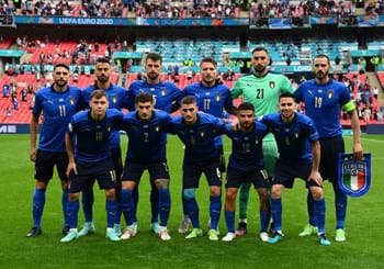 L’omaggio della Nazionale a Raffaella Carrà nel riscaldamento della semifinale con la Spagna