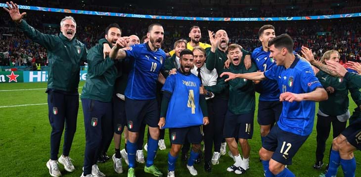 Mancini: “Partita durissima, la vittoria è merito dei ragazzi”. Gli Azzurri in coro: “Dedicata a Spinazzola”