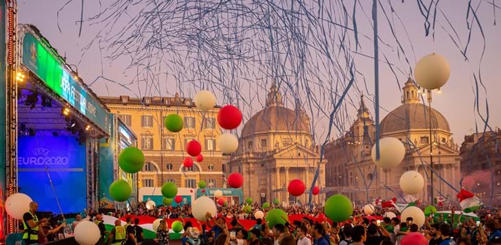 Italia campione d'Europa, è festa in piazza: maxischermi e caroselli, una notte infinita per il trionfo azzurro