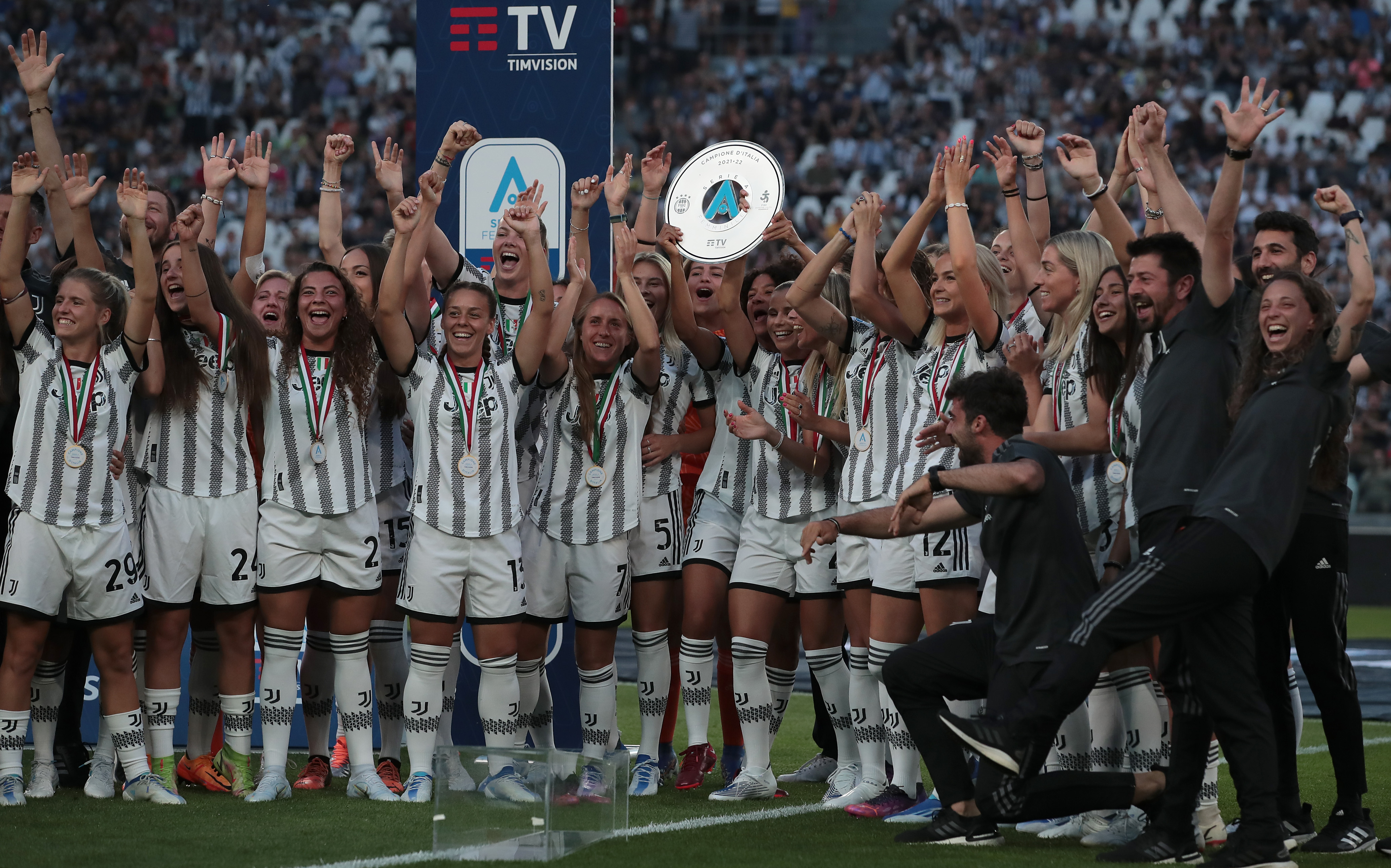 Juventus premiata allo 'Stadium' per la vittoria del campionato. Gravina:  “Un traguardo storico”