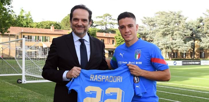 Giacomo Raspadori dona la sua maglia azzurra numero 22 al Museo del Calcio