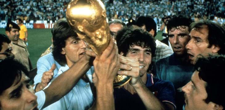 Spagna 1982. A 40 anni dalla vittoria, la Coppa del Mondo esposta davanti alla sede della FIGC