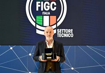 Stefano Pioli vince la 31ª edizione della Panchina d'oro: "Sento ancora le emozioni dello scudetto vinto con il Milan"