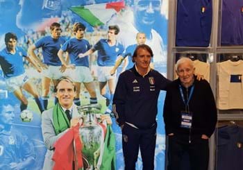 Tra i cimeli è una questione di famiglia: Mancini, padre e figlio, in visita al Museo del Calcio