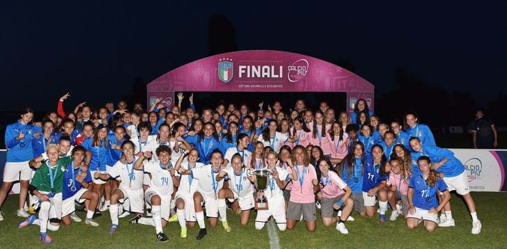 Το Σαββατοκύριακο στην Tirrenia, τα κορίτσια κάτω των 15 ετών που επιλέχθηκαν στο πρόγραμμα Calcio+ θα είναι στο γήπεδο: έξι εκπρόσωποι κυνηγούν τον τίτλο
