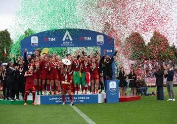 Roma, successo sull'Inter poi festa e premiazione al Tre Fontane. Parma retrocesso in Serie B