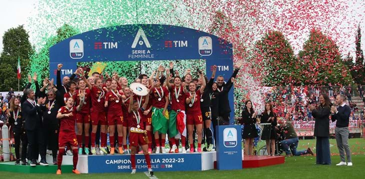 Roma, successo sull'Inter poi festa e premiazione al Tre Fontane. Parma retrocesso in Serie B