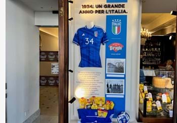 Il negozio Biraghi a Torino dedica la sua vetrina alla Nazionale
