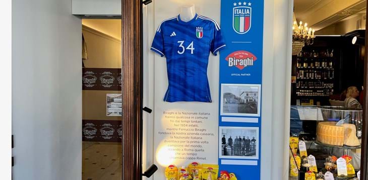 Il negozio Biraghi a Torino dedica la sua vetrina alla Nazionale