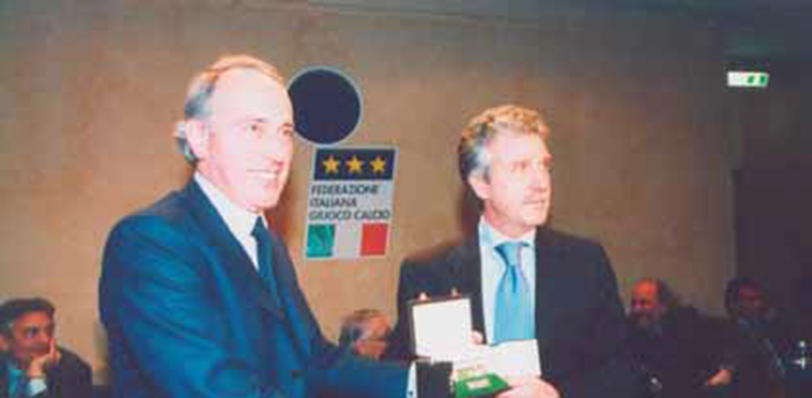 La Panchina d’oro per la stagione 2002/2003 a Carlo Ancelotti, trionfatore in Champions alla guida del Milan