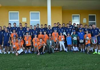 Gli Azzurri e il calcio per provare a superare i traumi della guerra: bambini ucraini in visita a Coverciano