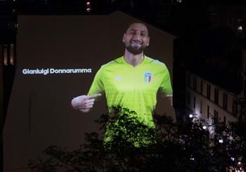 adidas veste Milano di Azzurro: dai poster celebrativi all'orchestra in centro, poi le proiezioni dei calciatori sullo skyline 