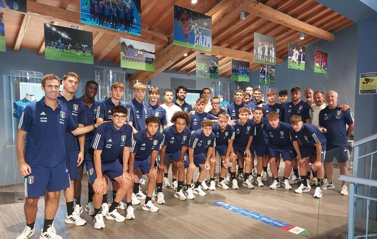 Capire il valore della maglia azzurra indossata: la Nazionale Under 19 in visita al Museo del Calcio