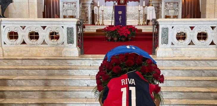 A moved crowd at the funeral of Gigi Riva, the last farewell from Italy to its champion.