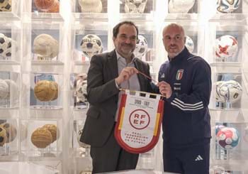 Soncin dona al Museo del Calcio il gagliardetto di Spagna - Italia
