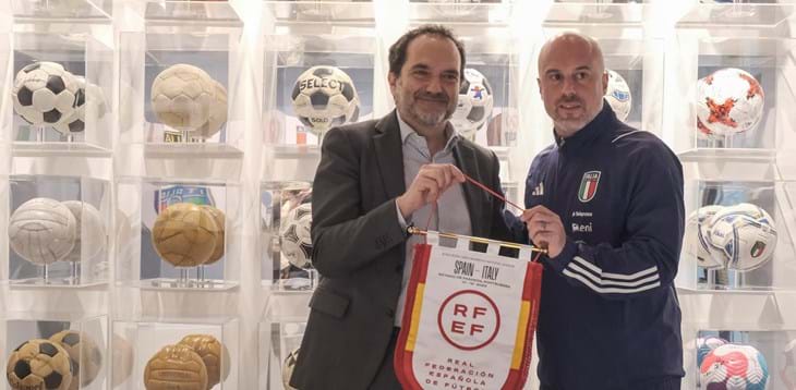 Soncin dona al Museo del Calcio il gagliardetto di Spagna - Italia