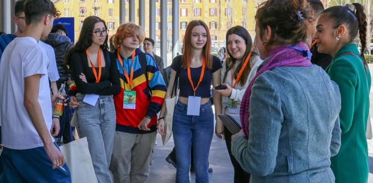 Adolescenti protagonisti del lancio del bando 'Des-TEEN-Azione': gli Azzurri promuovono l'attività con un video