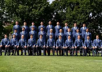 Blue two-button jacket, straight denim trousers, and a light blue shirt. Here is the new formal attire of the National Team designed by Emporio Armani