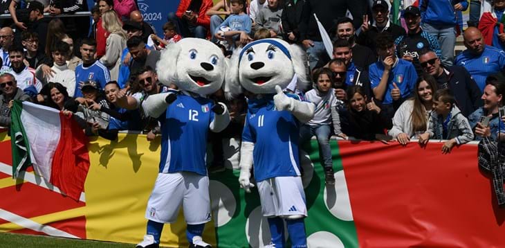 Benvenuta Azzurra, la versione femminile della mascotte delle Nazionali: l'esordio a Iserlohn accanto a Oscar