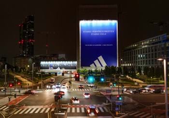'Uomini forti, destini forti' scritto in tedesco: una maxi-affissione adidas alta 50 metri per supportare gli Azzurri al debutto a EURO 2024