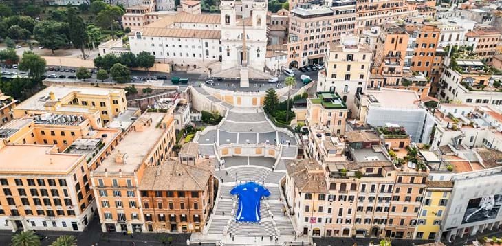 adidas e FIGC, una maglia gigante nel cuore di Roma: Piazza di Spagna oggi è azzurra