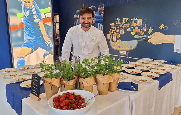 Lo show cooking del Pastry Chef Dario Nuti: il 'Dolce Bufalina' a tema tricolore per augurare buona fortuna alla Nazionale