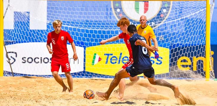 International Beach Soccer, è la seconda giornata di gare a Tirrenia: nel big match la Svizzera supera la Francia in rimonta