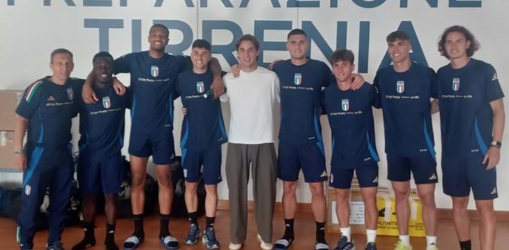 A Tirrenia l’abbraccio di Edoardo Bove agli Azzurrini: “Voglio bene a questi ragazzi anche per come mi sono stati vicini in questo periodo”