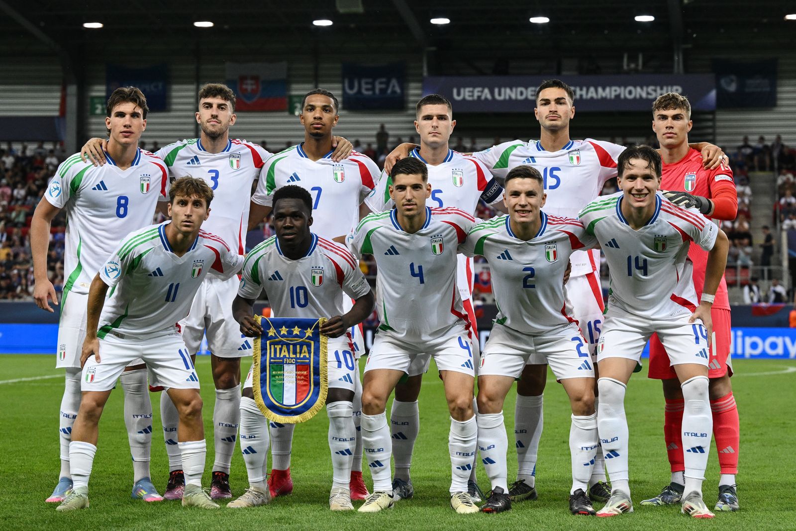In alto, da sinistra a destra: Casadei, Ruggeri, Ndour, Pirola, Coppola e Despalnches. In basso, da sinistra a destra: Baldanzi, Gnonto, Prati, Zanotti e Fabbian