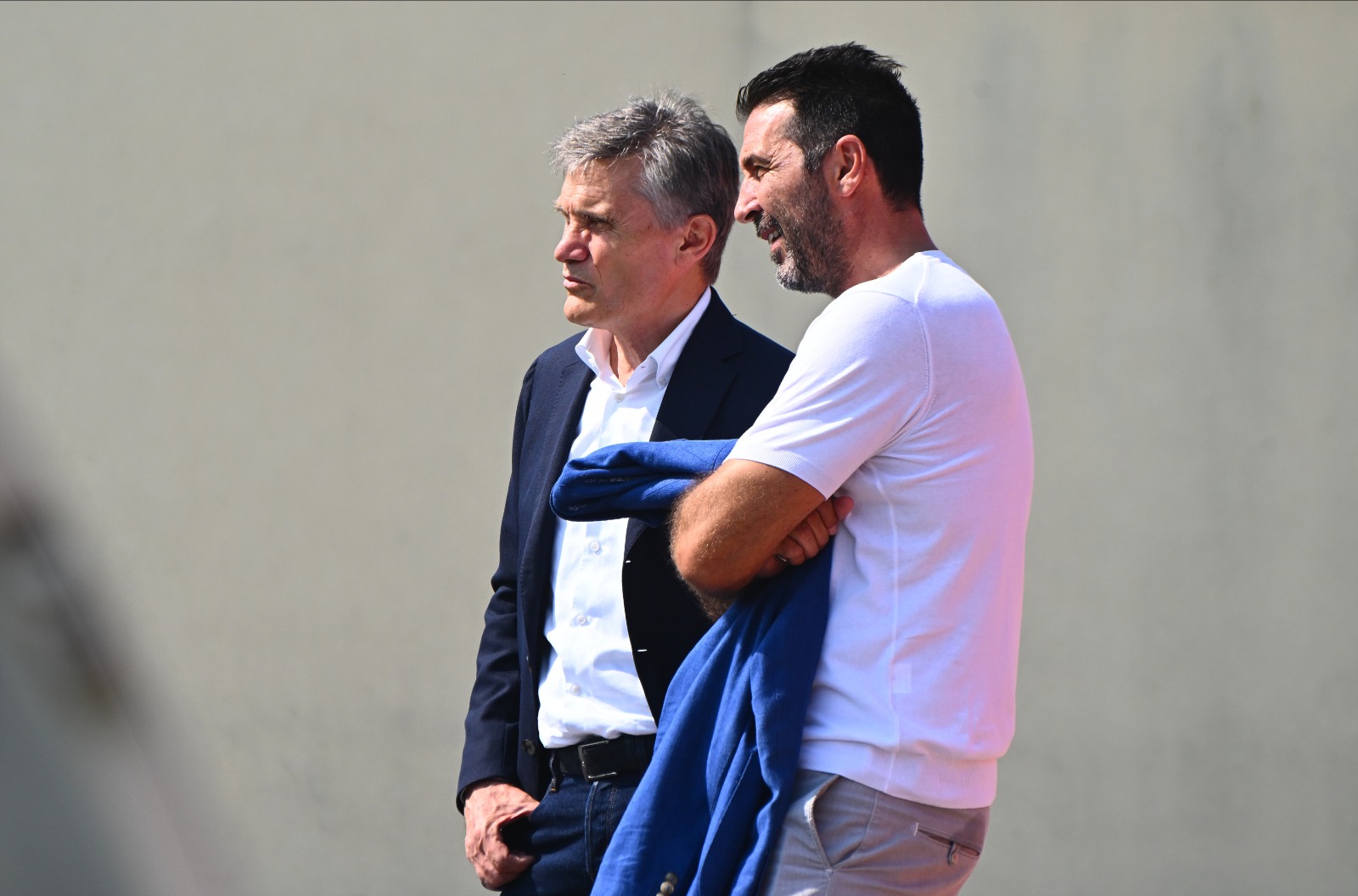 Il responsabile dell'area tecnica del Bologna, Giovanni Sartori, e il capo delegazione della Nazionale, Gianluigi Buffon, a Casteldebole