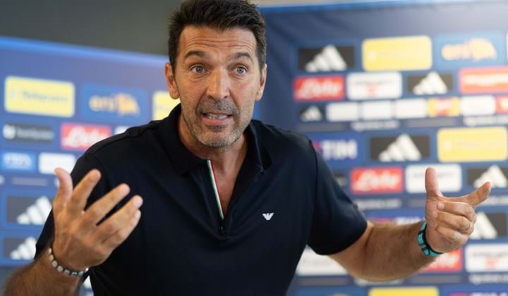Buffon fa visita agli Azzurrini a Tirrenia