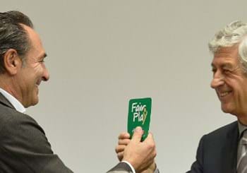 Rivera consegna la 'Green Card' a Cesare Prandelli